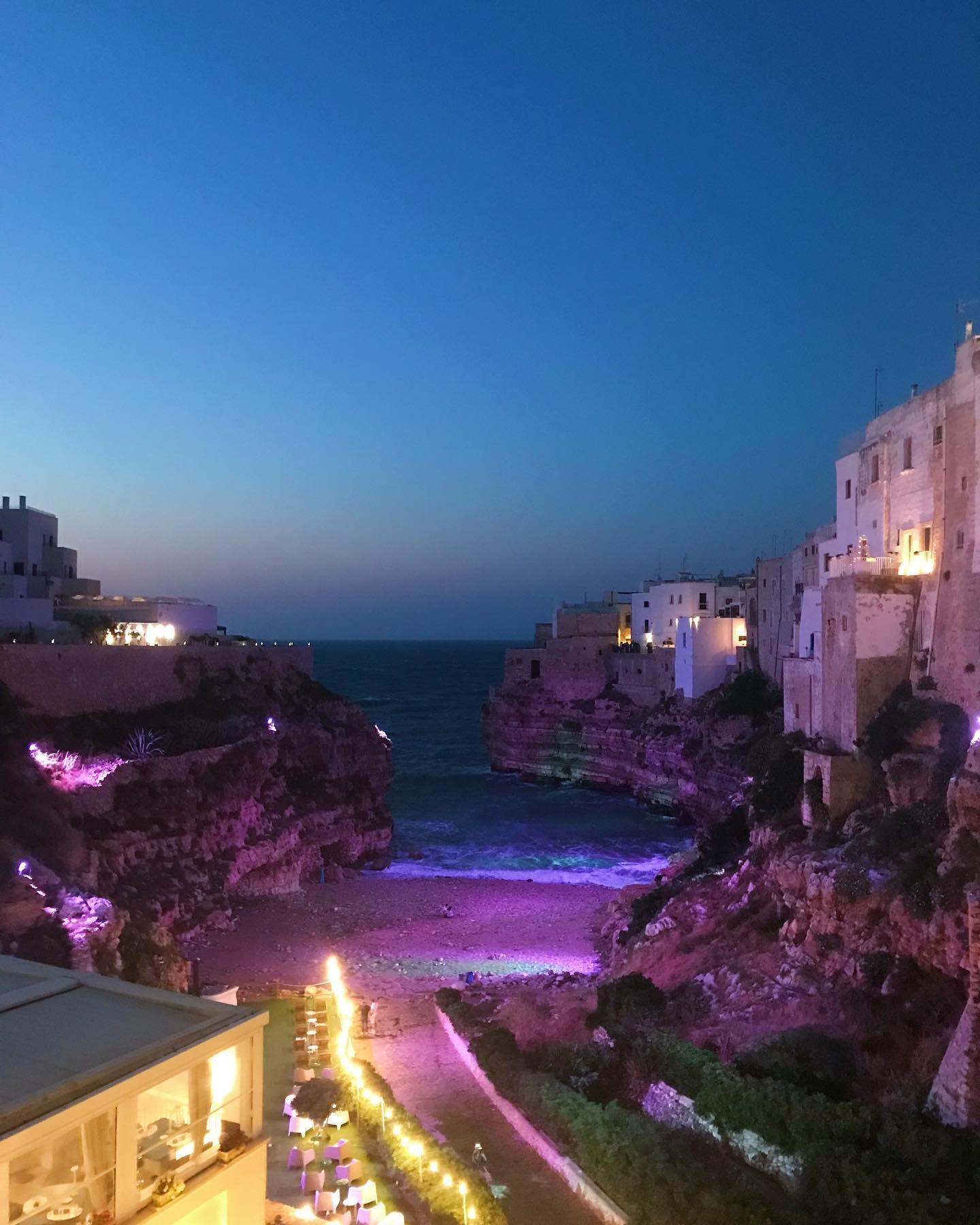 polignano a mare, vista del mare dal ponte della città con a destra e sinistra le case e di fronte la spiaggia e il mare