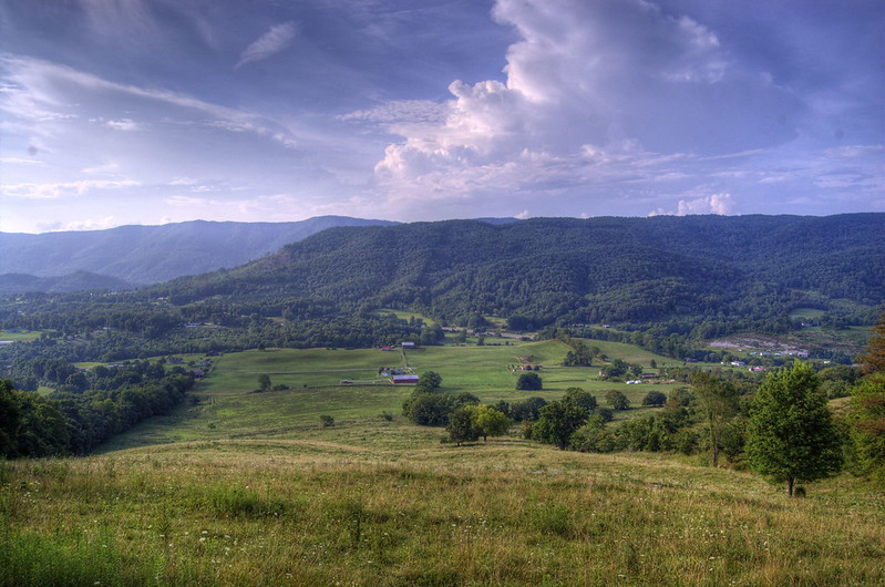 Panorama della contea di Lee in Virginia, con prati verdi e montagne.