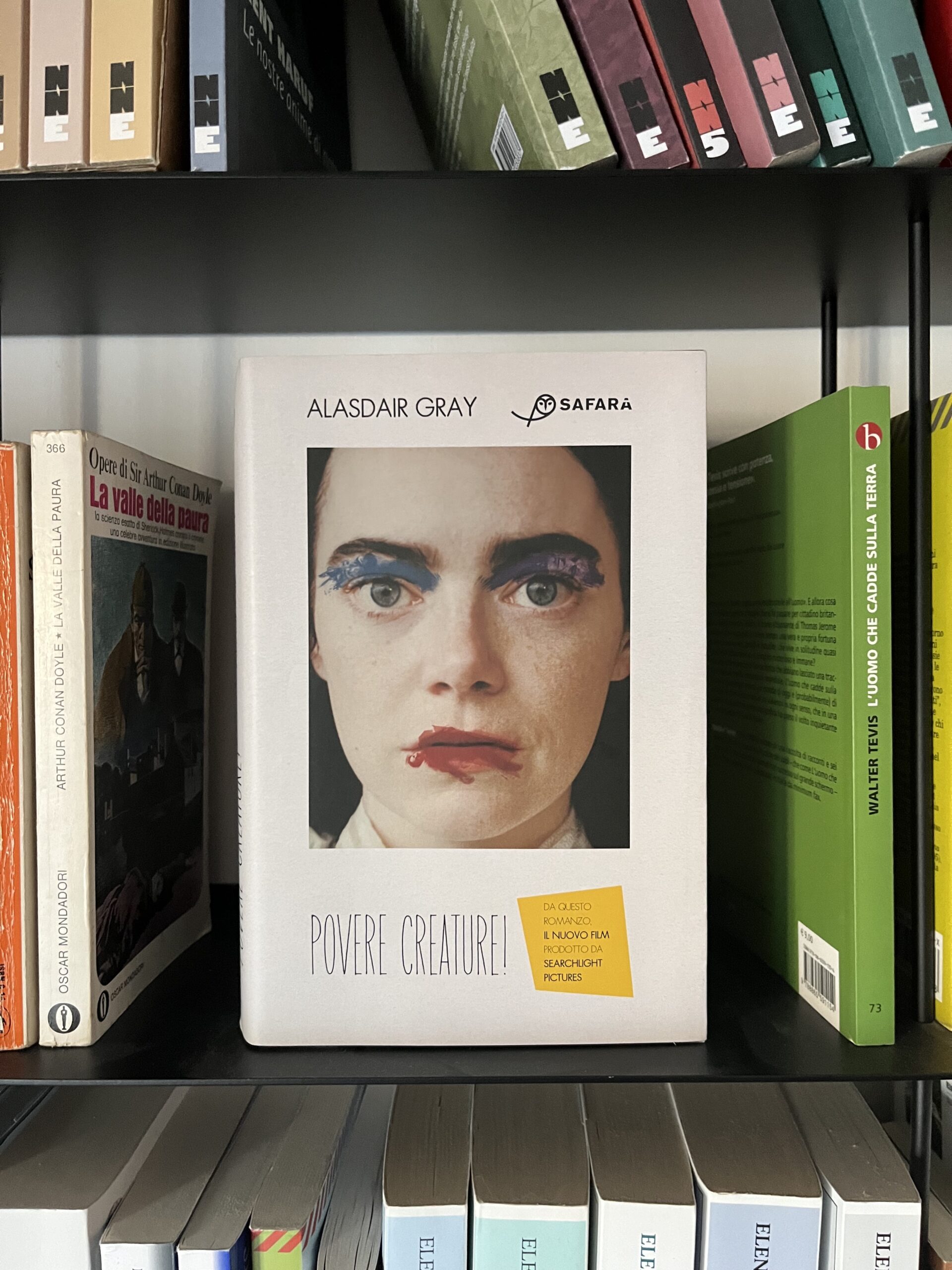 Copertina del romanzo Povere creature con primo piano di Emma Stone nei panni della protagonista nell'omonimo film
