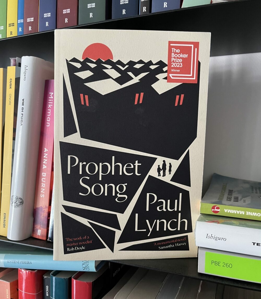 libro il canto del profeta in inglese al centro di una libreria