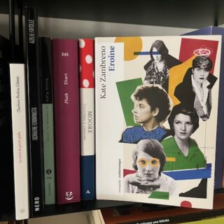 Il libro Eroine di kate Zambreno in una libreria. In copertina i volti delle protagoniste del saggio