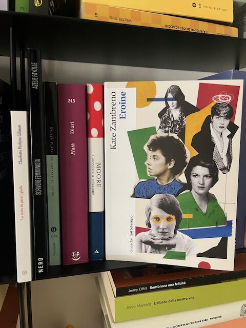 Il libro Eroine di kate Zambreno in una libreria. In copertina i volti delle protagoniste del saggio