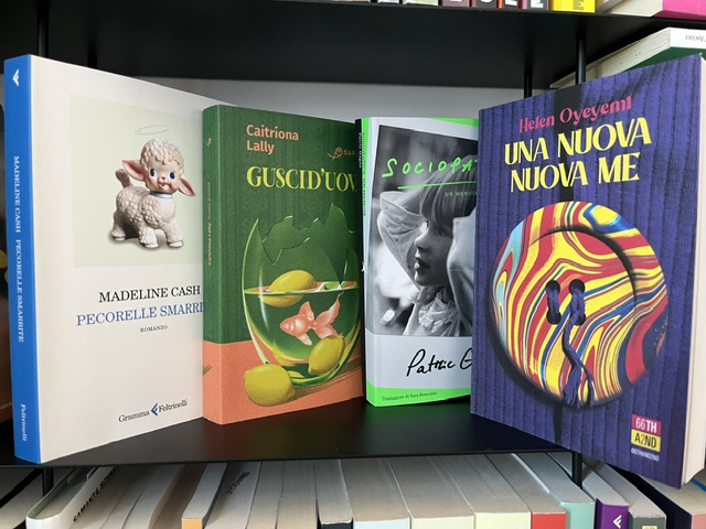 I quattro libri protagonisti dell'analisi esposti in una libreria