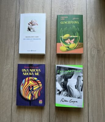 I quattro romanzi protagonisti allineati su un pavimento