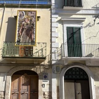 Palazzi d'epoca a Capurso con effigie della madonna del pozzo, la patrona