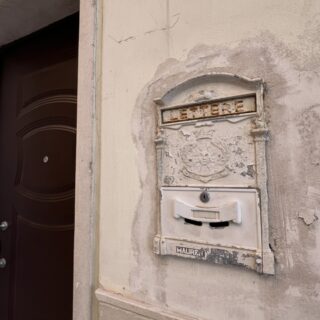 Dettaglio cassetta delle lettere d'epoca in un palazzo a Capurso